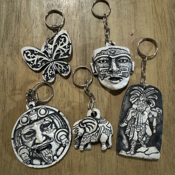 Set of 5 clay engraved keychains - Picture 1 of 2